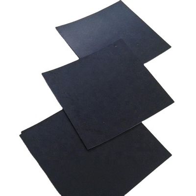 L'étagère est recouverte d'un revêtement en plastique flexible, un revêtement de barrage, une géomembrane en HDPE de 0,5 mm, destinée à l'élevage de poissons en plein air.