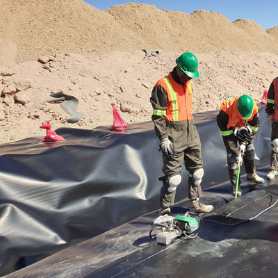 Appareil de revêtement d'étang à géomembrane HDPE à surface lisse ou texturée pour le projet de barrage en Afrique du Sud