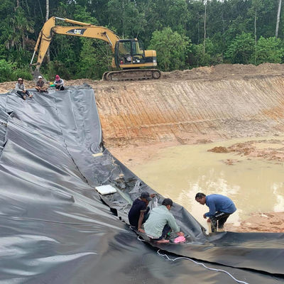 Appareil de revêtement d'étang à géomembrane HDPE à surface lisse ou texturée pour le projet de barrage en Afrique du Sud