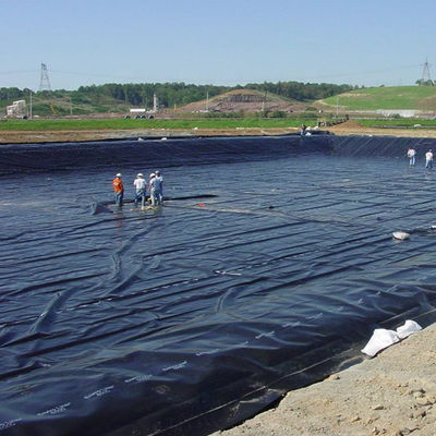 Appareil de revêtement d'étang à géomembrane HDPE à surface lisse ou texturée pour le projet de barrage en Afrique du Sud