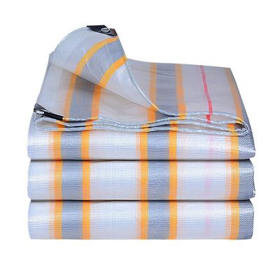 Couvrir les articles d'extérieur avec une bâche imperméable à l'eau de plusieurs couleurs