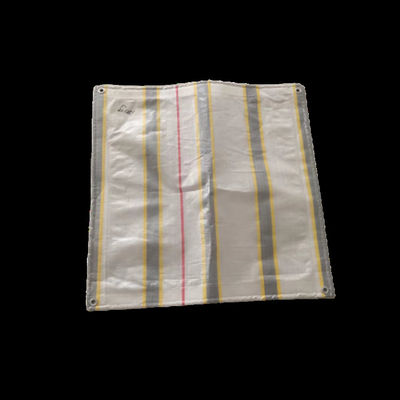 Couvrir les articles d'extérieur avec une bâche imperméable à l'eau de plusieurs couleurs