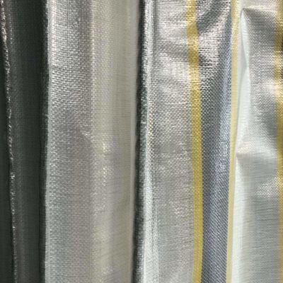 Couvrir les articles d'extérieur avec une bâche imperméable à l'eau de plusieurs couleurs