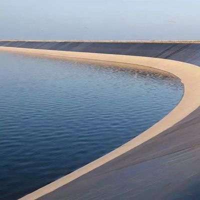 1m-8m largeur réservoir de poissons barrage étang liner avec géomembrane HDPE et double surface lisse
