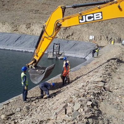 1.5mm HDPE géomembrane imperméable à l'eau 1m-8m largeur pour la ferme de poissons de barrage réservoir étang liner