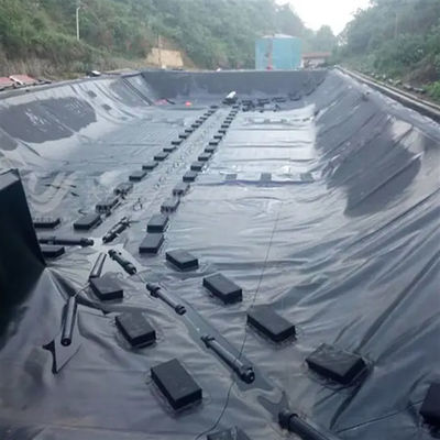 Géomembrane pour étang de poisson noir ou de couleur personnalisée résistante aux UV 0,75 mm HDPE