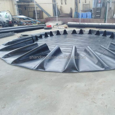 Géomembrane noire durable à double surface lisse pour les étangs de poissons et les sites d'enfouissement