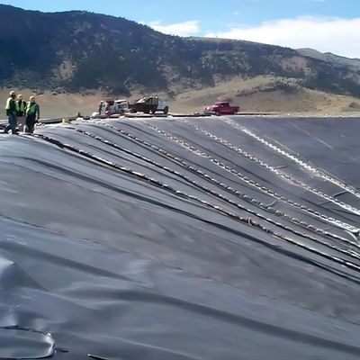 Géomembrane texturée noire de 1 mm et 2 mm d'épaisseur pour prévenir les fuites en aquaculture