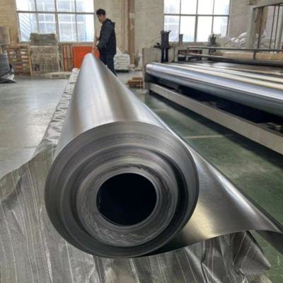 ASTM GRI-GM13 Géomembrane lisse en HDPE noir standard pour les sites d'enfouissement et les étangs de poissons