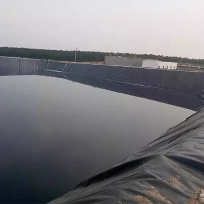 ASTM GRI-GM13 Géomembrane lisse en HDPE noir standard pour les sites d'enfouissement et les étangs de poissons