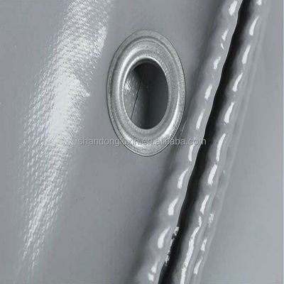 Rouleau de bâches revêtues de PVC en forme de carreaux avec une durabilité durable en stock