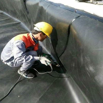 Géomembrane en PEHD imperméable à l'eau pour revêtement de barrage de réservoir de lac artificiel d'épaisseur de 1 mm à 2 mm