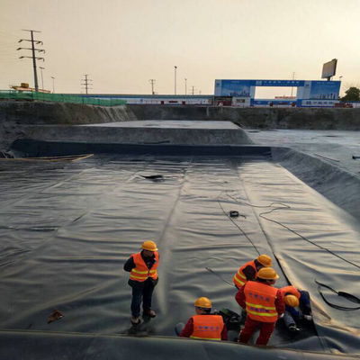 Géomembrane HDPE lisse étanche à l'eau pour revêtement d'étang de poisson dans le style de conception industrielle